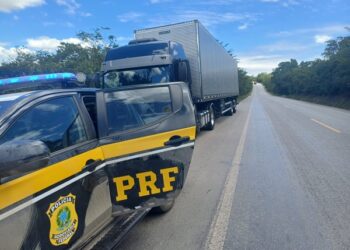 Caminhoneiro foi flagrado fazendo manobra de alto risco na estrada