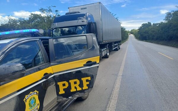 Caminhoneiro foi flagrado fazendo manobra de alto risco na estrada