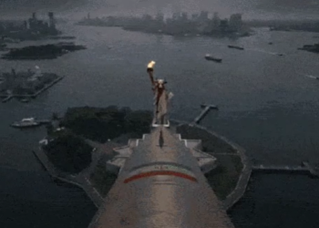 Irã envia míssil aos Estados Unidos e derruba Estátua da Liberdade através de montagem feita nas redes sociais