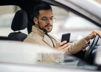 Motorista da Uber tem licença para usar celular enquanto dirige?