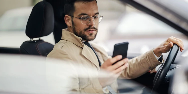 Motorista da Uber tem licença para usar celular enquanto dirige?