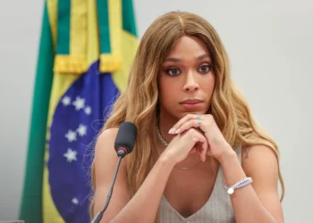 Enquanto Erika Hilton recebe salário de R$ 50 mil, dono da Havan fatura muito mais e colocou peruca para debochar