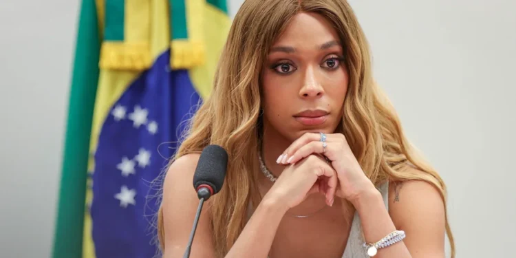 Enquanto Erika Hilton recebe salário de R$ 50 mil, dono da Havan fatura muito mais e colocou peruca para debochar