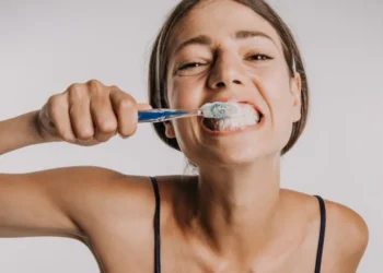 Forma correta de escovar os dentes foi revelada e você provavelmente faz errado