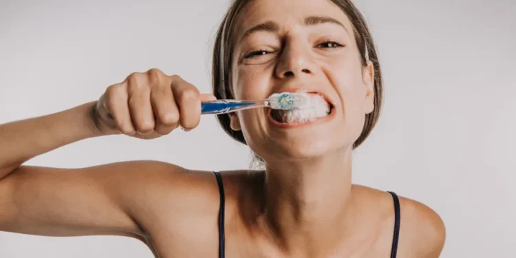 Forma correta de escovar os dentes foi revelada e você provavelmente faz errado