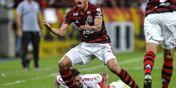 Ídolo do Flamengo, Gustavo Cuéllar está anunciando seu retorno