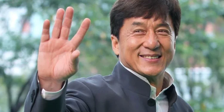 Jackie Chan tem patrimônio milionário, mas ele não vai doar ao filho