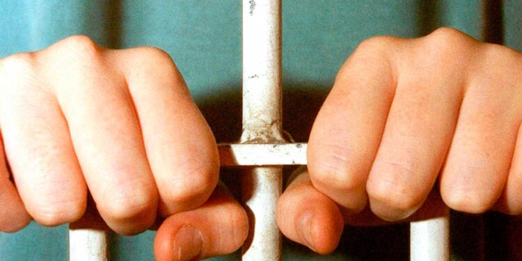 Maioridade penal foi reduzida e agora jovens de 14 anos vão presos se cometerem crime neste país