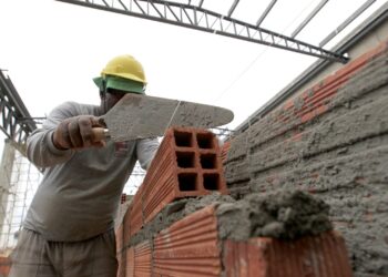 Quanto ganha um pedreiro no Brasil? Salário e condição básica de vida