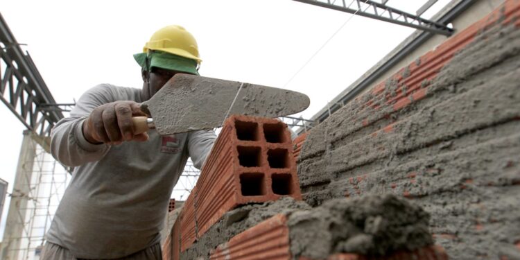 Quanto ganha um pedreiro no Brasil? Salário e condição básica de vida