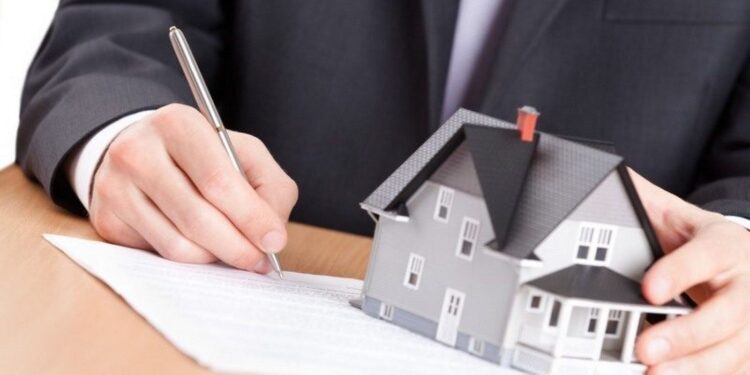 Brasileiros que vivem há anos na mesma casa podem transferir o imóvel para o próprio nome no cartório