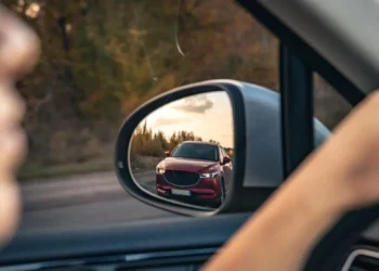 Lei dos retrovisores muda exigências para motoristas com CNH 2026