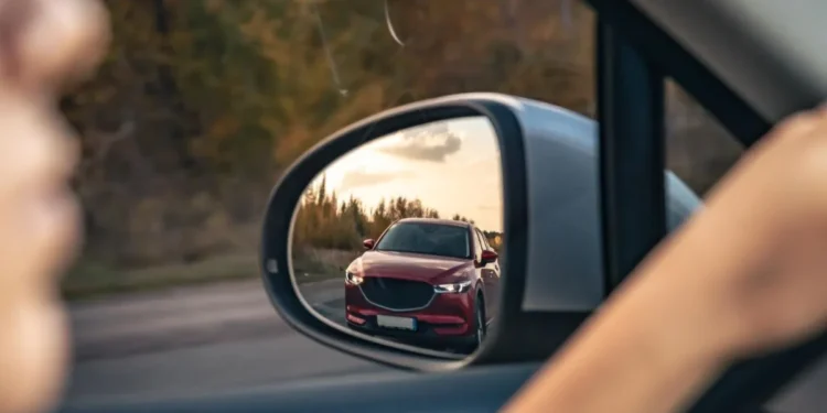 Lei dos retrovisores muda exigências para motoristas com CNH 2026