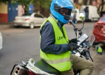 Uber vai banir parceiros que não cumprirem essas regras nas motocicletas