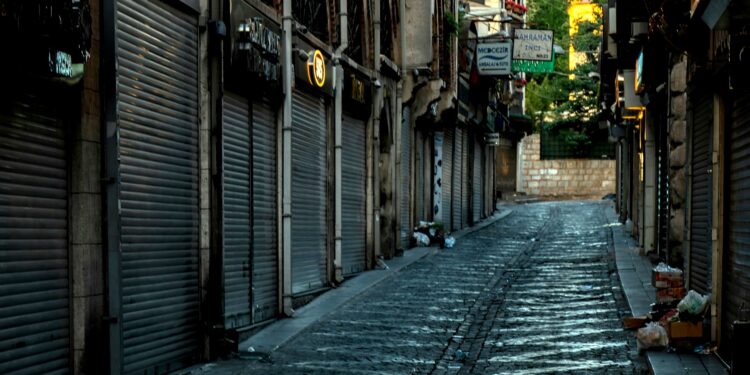 Além dos supermercados, mais comércios são obrigados a fechar no domingo