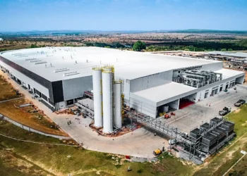 Fábrica gigante do Brasil nunca para de trabalhar e produziu 15 bilhões de latas de bebidas