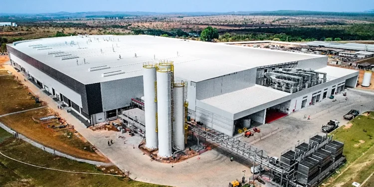 Fábrica gigante do Brasil nunca para de trabalhar e produziu 15 bilhões de latas de bebidas