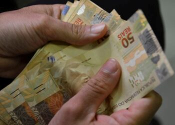 Brasileiros comemoram novo reajuste e valor mensal ultrapassa R$ 1.621