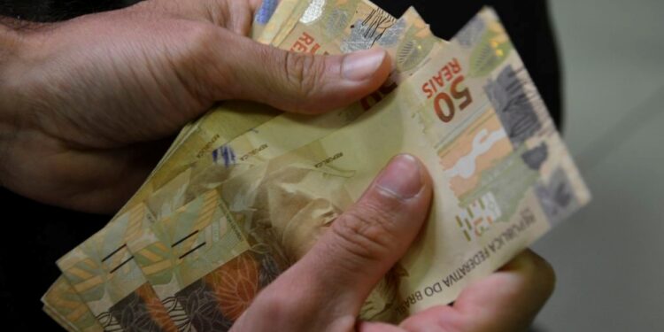 Brasileiros comemoram novo reajuste e valor mensal ultrapassa R$ 1.621