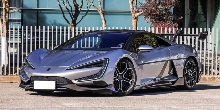 Carro elétrico mais potente do mundo faz 500 km/h e bate recorde de velocidade