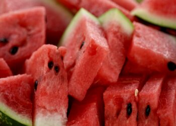 Chá de melancia super fácil de fazer ajuda a resolver problemas de saúde