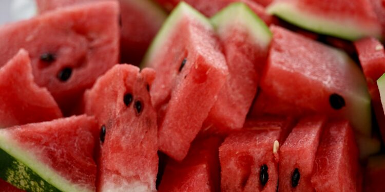 Chá de melancia super fácil de fazer ajuda a resolver problemas de saúde