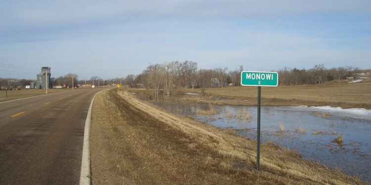 Cidade misteriosa tem apenas 1 moradora que atua como prefeita e bibliotecária