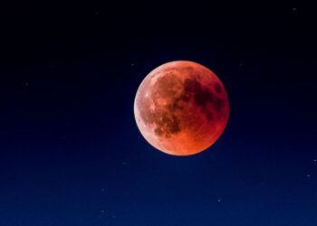 Eclipse impactante vai mudar a cor da lua no céu: veja data e horário