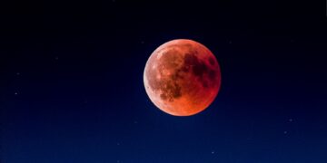 Eclipse impactante vai mudar a cor da lua no céu: veja data e horário