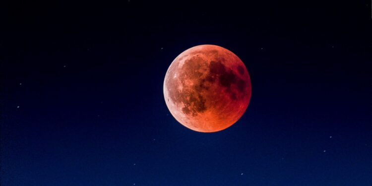 Eclipse impactante vai mudar a cor da lua no céu: veja data e horário