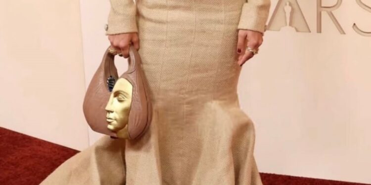 Enquanto atriz brasileira usa bolsa de R$ 7 mil, salário mínimo do Brasil segue baixo e mal dá para comer