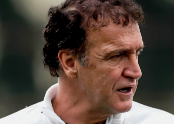 Enquanto Vojvoda recebia quase R$ 2 milhões no Santos, Cuca fechou por salário bem menor