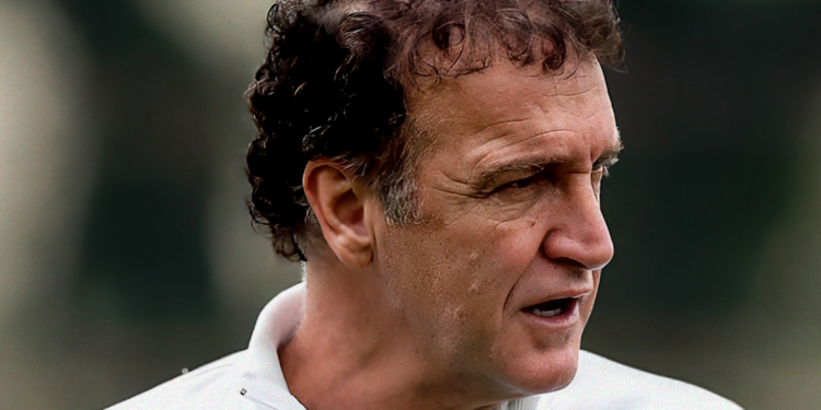 Enquanto Vojvoda recebia quase R$ 2 milhões no Santos, Cuca fechou por salário bem menor