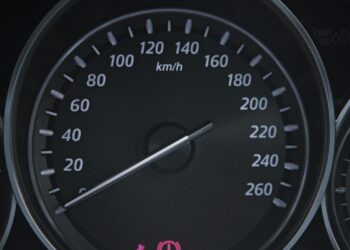 Estradas sem limites de velocidades foram construídas e carros não precisam pisar no freio neste país