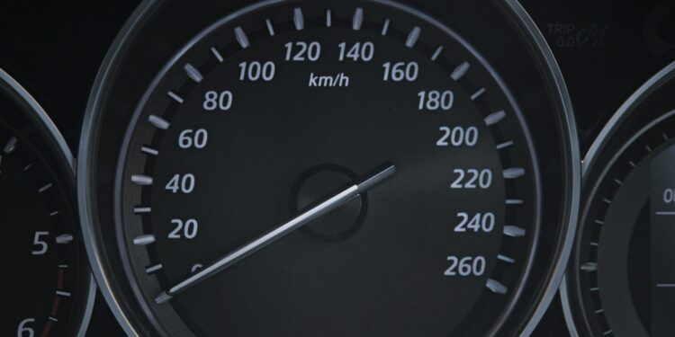 Estradas sem limites de velocidades foram construídas e carros não precisam pisar no freio neste país