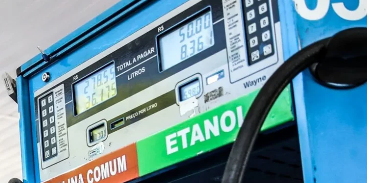 Enquanto gasolina não para de ficar mais cara, Etanol despenca ao menor preço do país
