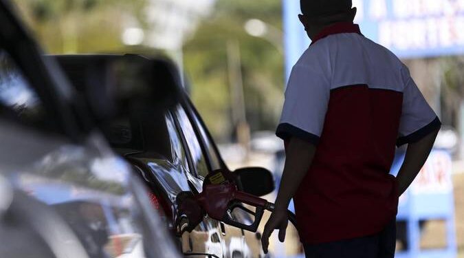 Motoristas podem abastecer o próprio carro no Brasil? Lei explica