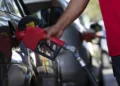 Brasileiros recebem péssima notícia sobre aumento da gasolina