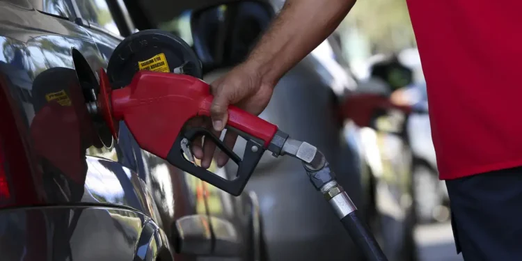 Brasileiros recebem péssima notícia sobre aumento da gasolina