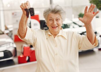 Idosos ganham nova lei de presente e podem comprar carro mais barato