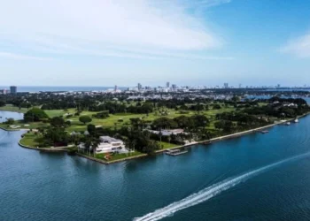 Ilha escondida abriga apenas mulheres e homens bilionários e nova mansão vai custar R$ 887 milhões