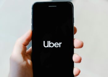 Justiça obriga Uber a indenizar passageira após processo