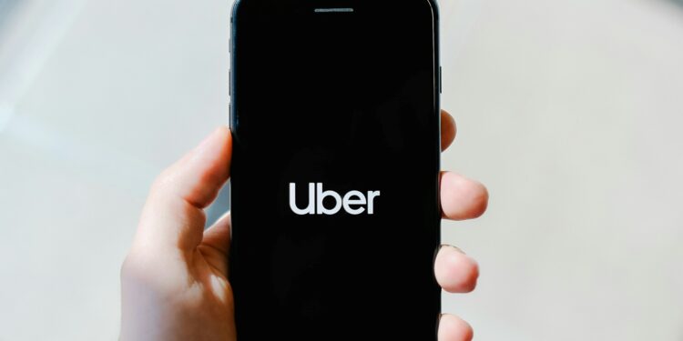 Justiça obriga Uber a indenizar passageira após processo