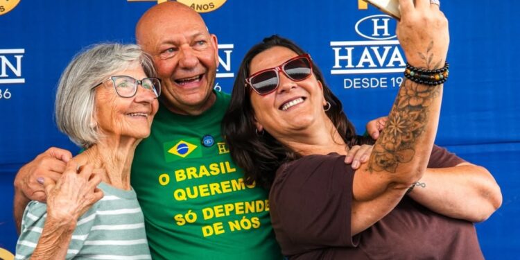 Luciano Hang vira o “chefe do ano” e paga viagem à Europa para funcionários da Havan