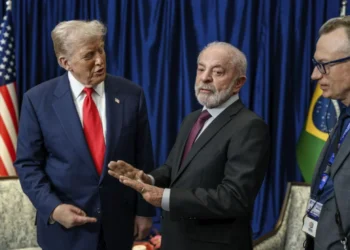 Enquanto Lula ganha 30 salários mínimos por mês, Donald Trump fatura US$ 33 mil dólares