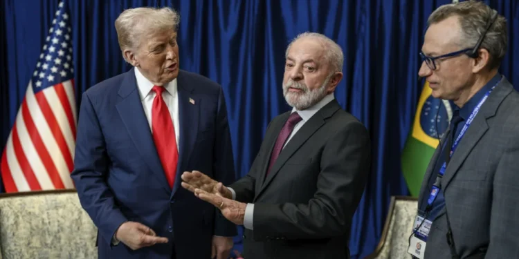 Enquanto Lula ganha 30 salários mínimos por mês, Donald Trump fatura US$ 33 mil dólares