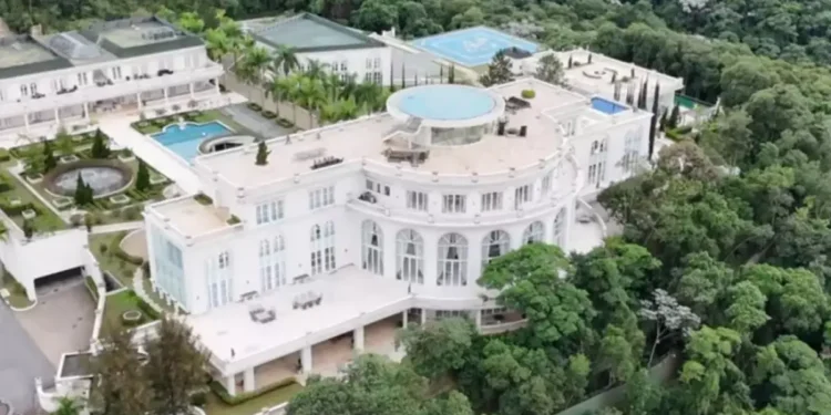 Maior mansão do Brasil custa mais de R$ 1 bilhão e pertence à famosa apresentadora de TV