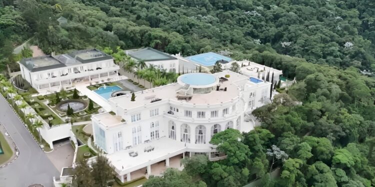 Maior mansão do Brasil custou R$ 1 bilhão e pertence à famosa apresentadora de televisão