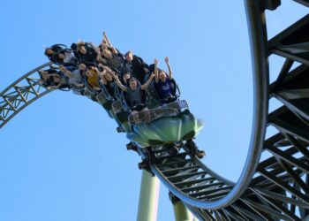 Maior parque temático do Brasil anuncia montanha-russa que nunca existiu no país