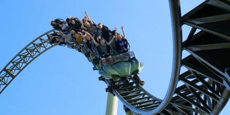 Maior parque temático do Brasil anuncia montanha-russa que nunca existiu no país